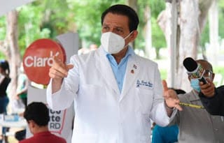 Ministro de Salud se aplica tercera dosis contra el COVID-19