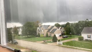 VIDEO: Un estadounidense capta desde dentro de su casa cómo un fuerte tornado se acerca y la devasta, provocando severos daños en el vecindario