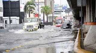 Declaran en alerta a Santo Domingo y 12 provincias más por incidencia de onda tropical