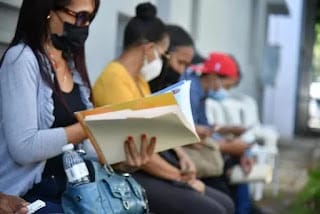 Jóvenes profesionales en busca de cualquier empleo 5