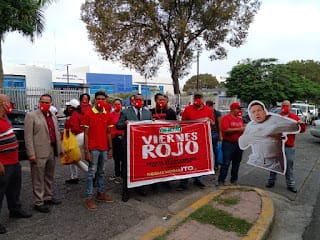 De manera simbólica Movimiento Gentío lleva a Salud Mental a Ito Bisonó (DesmemoriaITO) para recuerde la fórmula de bajar precios de combustibles 3 De manera simbólica Movimiento Gentío lleva a Salud Mental a Ito Bisonó (DesmemoriaITO) para recuerde la fórmula de bajar precios de combustibles