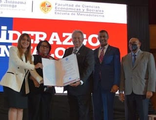 UASD auspicia conferencia “Liderazgo en Valores” del escritor estadunidense John Maxwell 3 UASD auspicia conferencia “Liderazgo en Valores” del escritor estadunidense John Maxwell