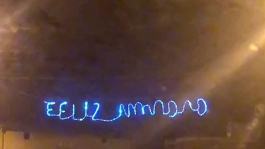 '¿Lo ha escrito un médico?': Las redes estallan por la felicitación ilegible de unas luces navideñas en un pueblo de España 5