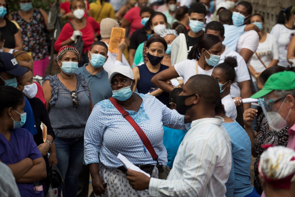 Pocos dominicanos se quitan la mascarilla en el primer día sin obligatoriedad