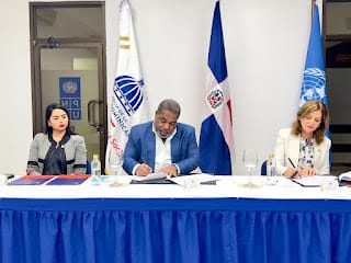 Firman acuerdo para desarrollar políticas a favor de la mujer