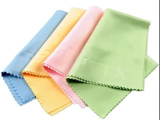 Por qué no se debe limpiar la pantalla de un celular con alcohol o papel higiénico