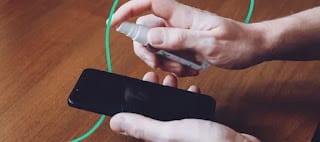Por qué no se debe limpiar la pantalla de un celular con alcohol o papel higiénico 5