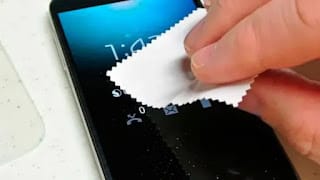 Por qué no se debe limpiar la pantalla de un celular con alcohol o papel higiénico