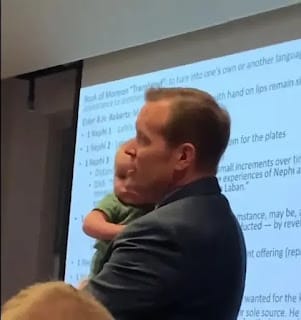 Video: Profesor carga a bebé de alumna para que pueda atender la clase 5