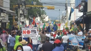 Miles de personas marchan en Santiago contra la construcción de presas