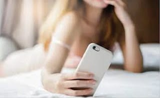 Venden fotos desnudas para poder pagar sus estudios 3 Venden fotos desnudas para poder pagar sus estudios