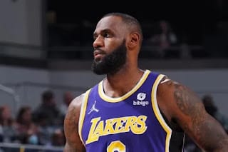 LeBron James sacude las redes al tuitear que “se retira” de la temporada de la NBA