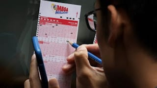 Hombre gana un millón de dólares en una lotería por un error del vendedor de boletos 5