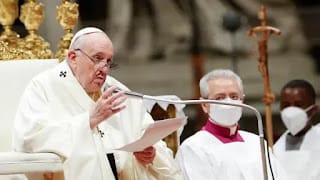 El papa pide que escuchar la gente, que sabe que las armas no traen la paz