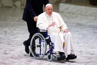 El papa Francisco utiliza una silla de ruedas por su dolor de rodilla