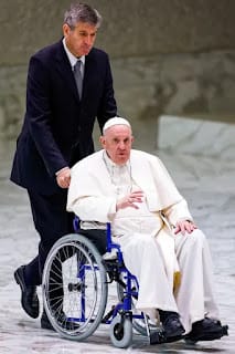 El papa Francisco utiliza una silla de ruedas por su dolor de rodilla