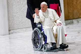 El papa Francisco utiliza una silla de ruedas por su dolor de rodilla