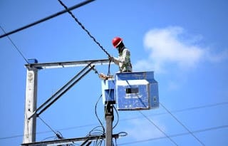 Apagones en medio de ola de calor irritan a la población en Santiago