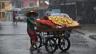 Vaguada y humedad dejada por onda tropical continuarán provocando aguaceros este lunes