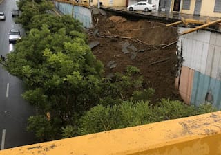 VIDEOS| Calles inundadas y derrumbes es lo que dejan fuertes lluvias en Santiago