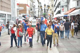 Decenas de personas piden a la comunidad internacional "resolver los problemas de Haití, en Haití"