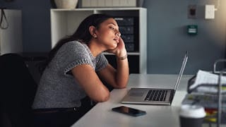 Cuando el aburrimiento laboral se come la productividad: qué hacer y cómo evitarlo