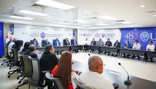 Rector Editrudis Beltrán recibe autoridades de Espaillat con títulos terrenos para albergar Centro UASD Moca 5