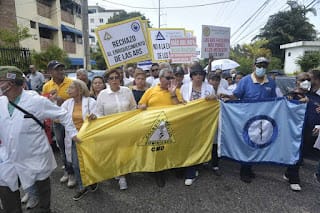 Médicos y otros sectores: “¡Basta ya de ARS y basta ya de AFP!” 11 Médicos y otros sectores: “¡Basta ya de ARS y basta ya de AFP!”