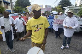 Médicos y otros sectores: “¡Basta ya de ARS y basta ya de AFP!” 12 Médicos y otros sectores: “¡Basta ya de ARS y basta ya de AFP!”