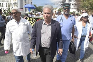 Médicos y otros sectores: “¡Basta ya de ARS y basta ya de AFP!” 13 Médicos y otros sectores: “¡Basta ya de ARS y basta ya de AFP!”