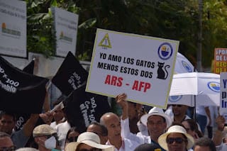 Multitud marcha en Santiago contra las AFP y ARS