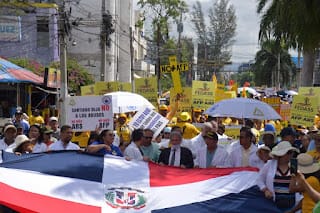 Multitud marcha en Santiago contra las AFP y ARS