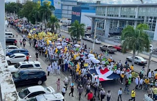 Multitud marcha en Santiago contra las AFP y ARS