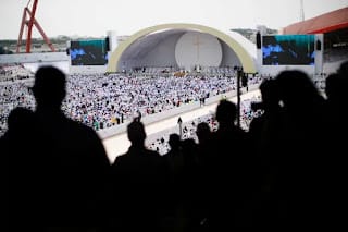 El papa Francisco pidió rechazar el “ojo por ojo, diente por diente” en una misa multitudinaria en Bahréin 7 El papa Francisco pidió rechazar el “ojo por ojo, diente por diente” en una misa multitudinaria en Bahréin