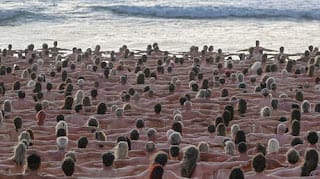 Cientos de australianos se desnudan en una playa para alertar sobre el cáncer de piel 5