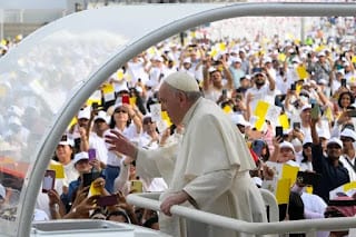 El papa Francisco pidió rechazar el “ojo por ojo, diente por diente” en una misa multitudinaria en Bahréin 5