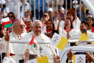 El papa Francisco pidió rechazar el “ojo por ojo, diente por diente” en una misa multitudinaria en Bahréin 9 El papa Francisco pidió rechazar el “ojo por ojo, diente por diente” en una misa multitudinaria en Bahréin