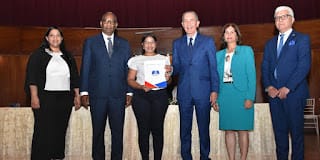 Entregan 1,500 becas a estudiantes de la UASD 5