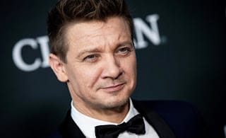 Actor Jeremy Renner tiene “graves heridas” tras accidente con quitanieve