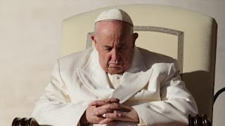 Tras muerte de Benedicto XVI, el papa Francisco enfrenta "guerra civil" en el Vaticano