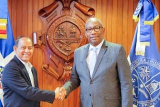 Gobierno dona camiones compactadores de desechos sólidos a la UASD 4 Gobierno dona camiones compactadores de desechos sólidos a la UASD