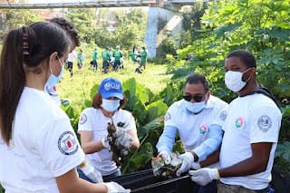 UASD RECINTO SANTIAGO REALIZA JORNADA DE LIMPIEZA EN ORILLA DEL RÍO YAQUE DEL NORTE 6 UASD RECINTO SANTIAGO REALIZA JORNADA DE LIMPIEZA EN ORILLA DEL RÍO YAQUE DEL NORTE