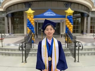 Niño de 12 años se gradúa con cinco títulos universitarios en California