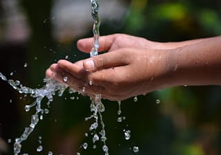 Consumo excesivo de agua en Santiago: Resultados reveladores del estudio del BID y Coraasan 5