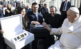 Lanzado con éxito un satélite vaticano equipado con nanotecnología y una oración del Papa 5
