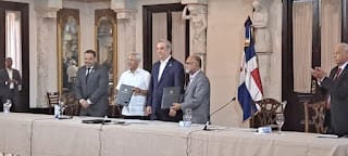 Gobierno y ADP firman convenio que aumentará salarios y evitará huelgas de maestros 5