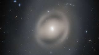 El Hubble capta a un 'fantasma' flotando a 44 millones de años luz de la Tierra 5