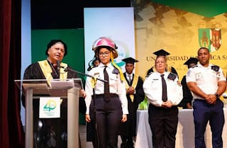 Universidad otorga beca de estudios a joven bombero que trabajó en labores de rescate en San Cristóbal