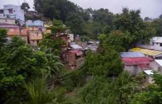 Residentes en zonas de alto riesgo en Santiago permanecen en sus hogares