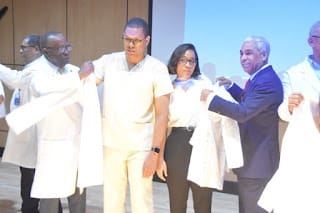 Ceremonia de batas blancas en la UASD: Estudiantes de medicina se preparan para su compromiso con la salud